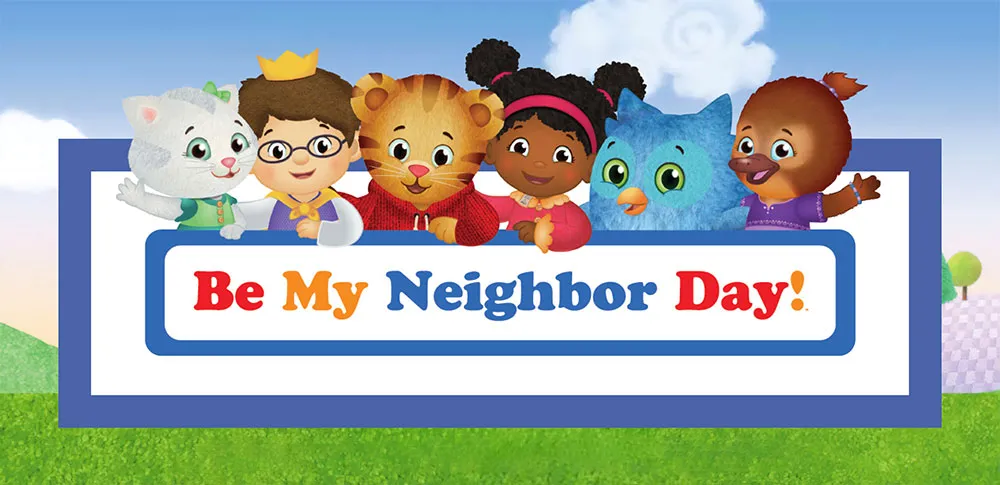 Daniel Tiger i przyjaciele z kreskówki Daniel Tiger's Neighborhood, kotek, chłopiec w koronie, dziewczynka, sowa i dziobak, wyglądają zza tablicy z napisem „Be My Neighbor Day!” na zielonym trawniku pod błękitnym niebem.
